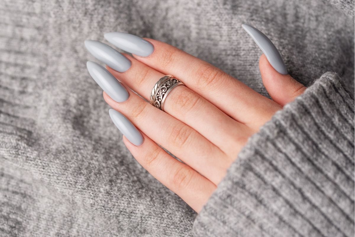 Cách tháo móng úp giả tại nhà đơn giản bàn tay móng xám dài đeo nhẫn 