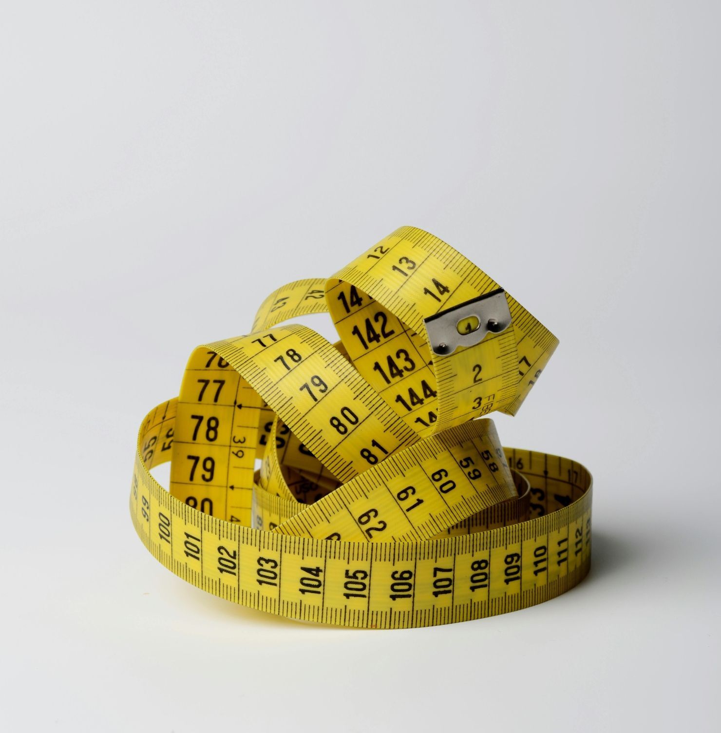 cách xác định hình dạng khuôn mặt thước dây màu vàng trên bàn