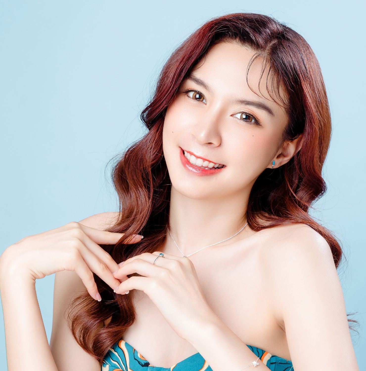 cách xác định hình dạng khuôn mặt cô gái có mái tóc màu nâu đỏ 