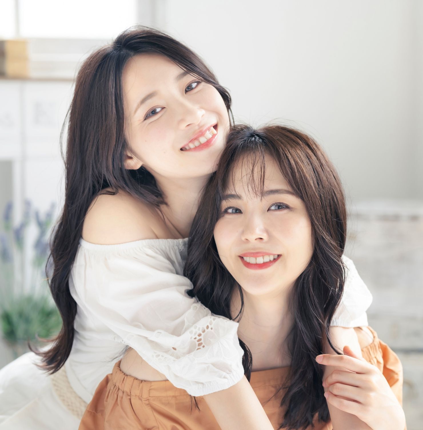 cách xác định hình dạng khuôn mặt hai cô gái với mái tóc đen dài đang khoác vai nhau