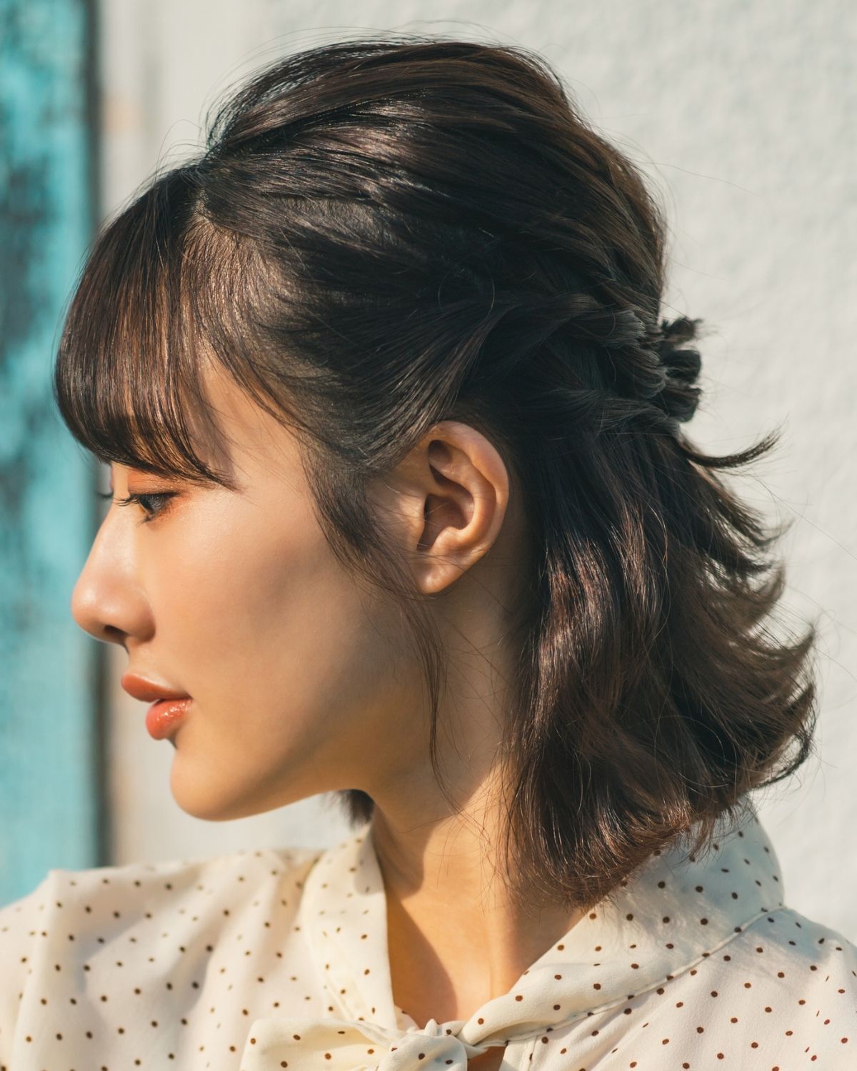 Tóc ngắn nữ buộc nửa đầu