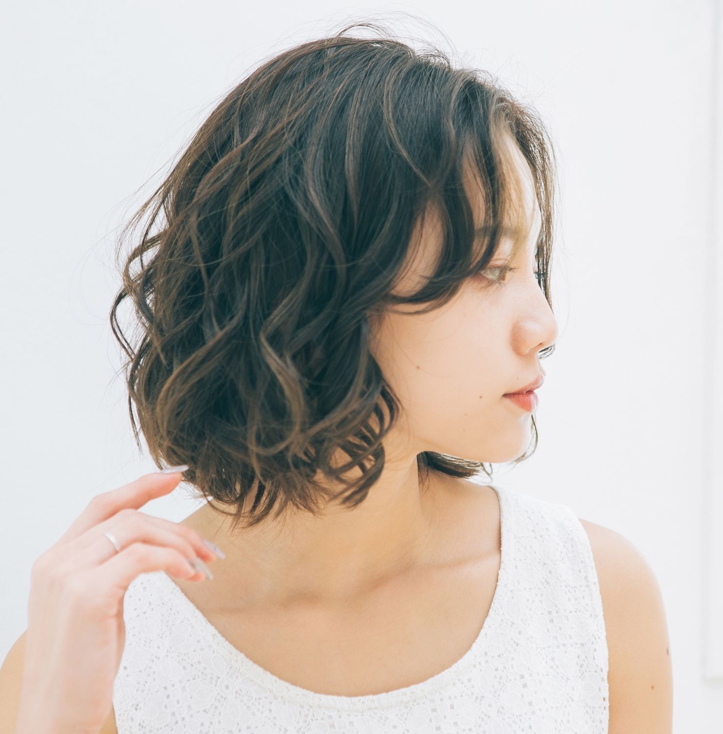 Tóc nữ ngắn xoăn lọn