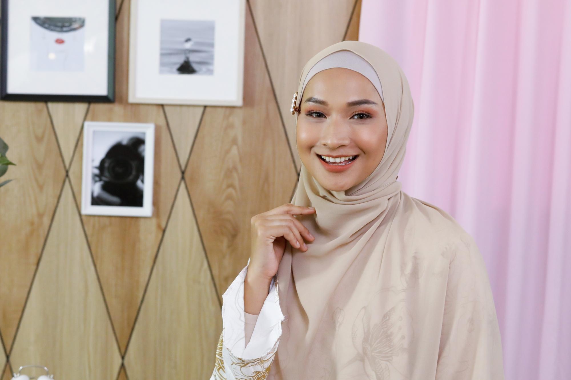 Wanita Asia memakai hijab pashmina cokelat