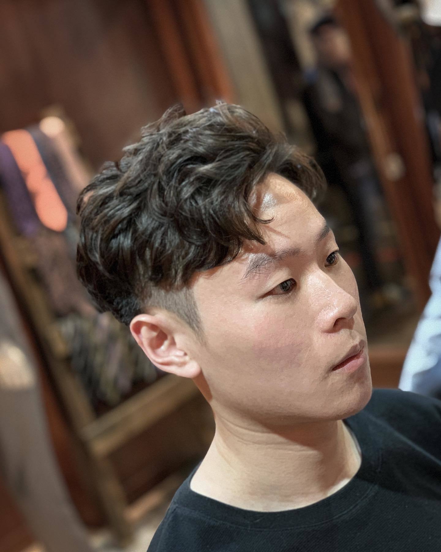 Undercut pada rambut keriting dengan belah samping. (Foto: Instagram/harris_1218)