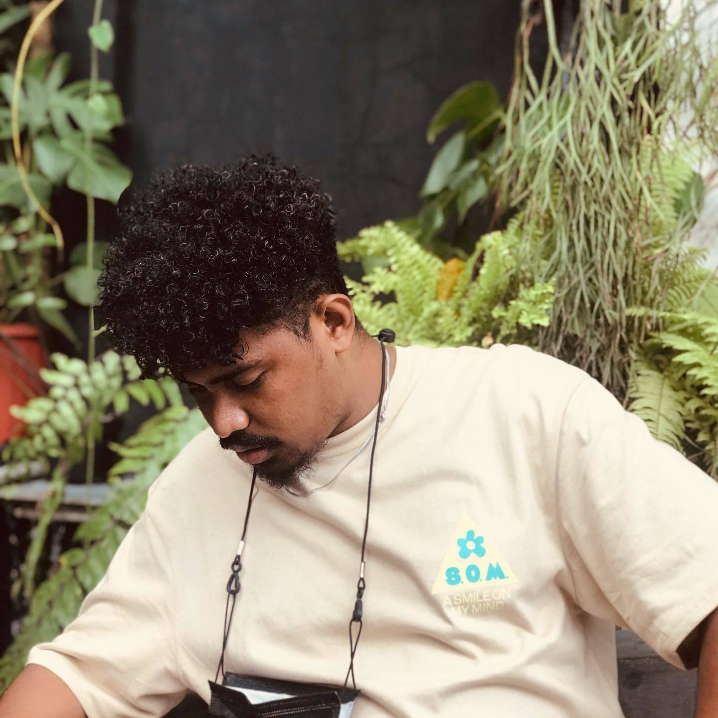 Punya rambut keriting spiral? Coba potongan rambut ala penyanyi asal Indonesia Timur ini! (Foto: Instagram.com/justyaldrin)