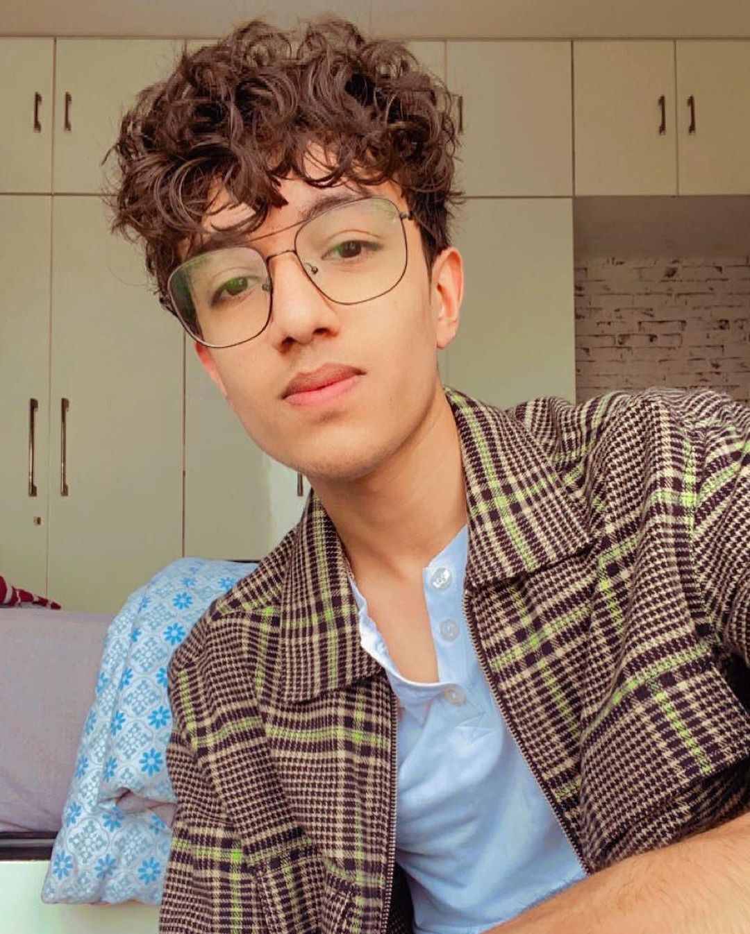 24 Potongan Rambut Keriting Pria Terkeren Wajib Coba!