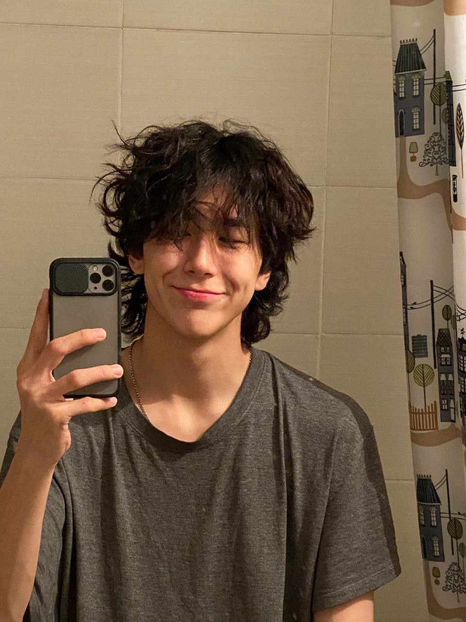 Untuk dapatkan tampilan modern, berikan potongan rambut wolf cut. (Foto: Pinterest)