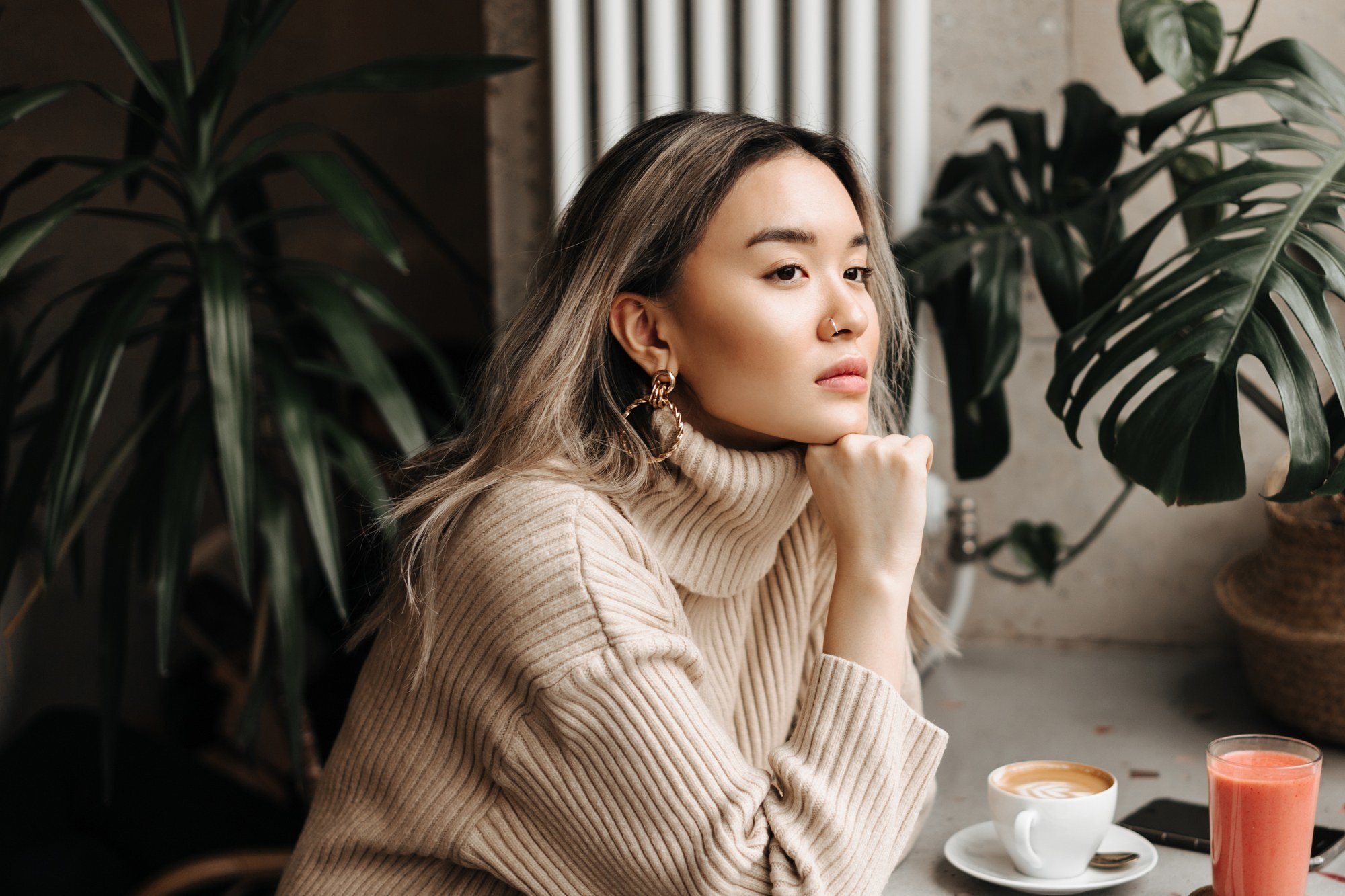 Highlight rambut dengan warna silver, kenapa tidak? (Foto: Shutterstock)