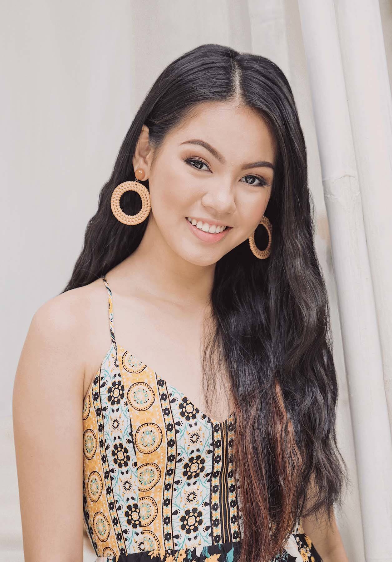 Rambut panjang yang dikeriting bikin penampilanmu jadi semakin manis. (Foto: Shutterstock)