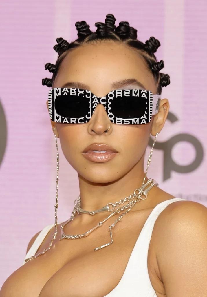 Tinashe dengan gaya rambut Bantu knots di red carpet American Music Awards 2022. (Foto: PopSugar)