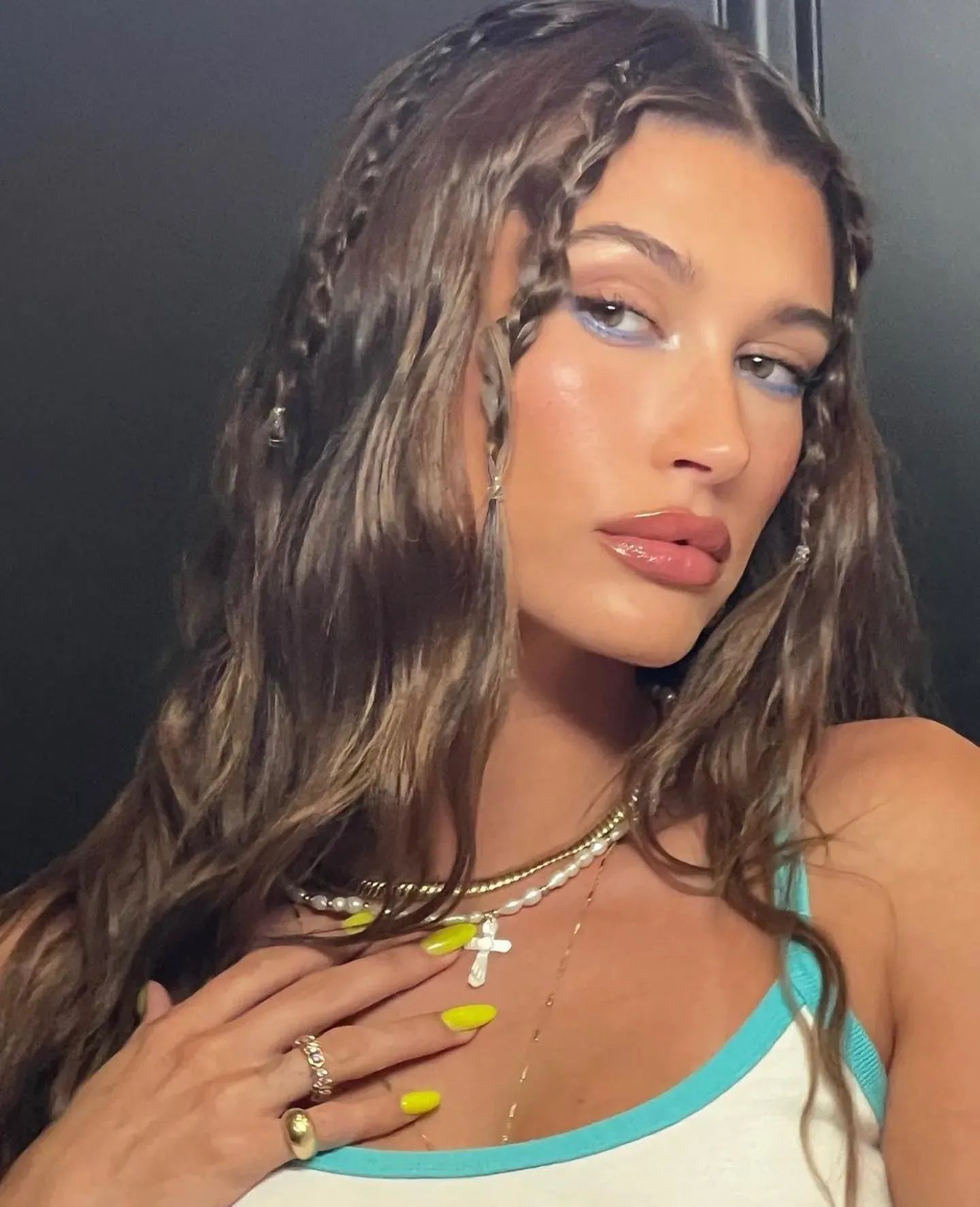 Hailey Bieber dengan gaya rambut baby braids ala 90an. (Foto: Glamour)