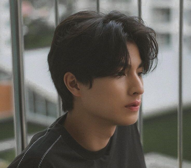 Gaya rambut curtain hair yang memesona. (Foto: Pinterest)