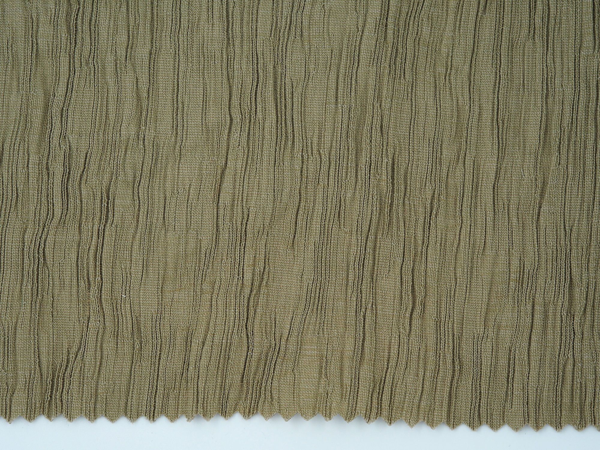 Bahan crinkle yang bertekstur kusut dan banyak lipatan.