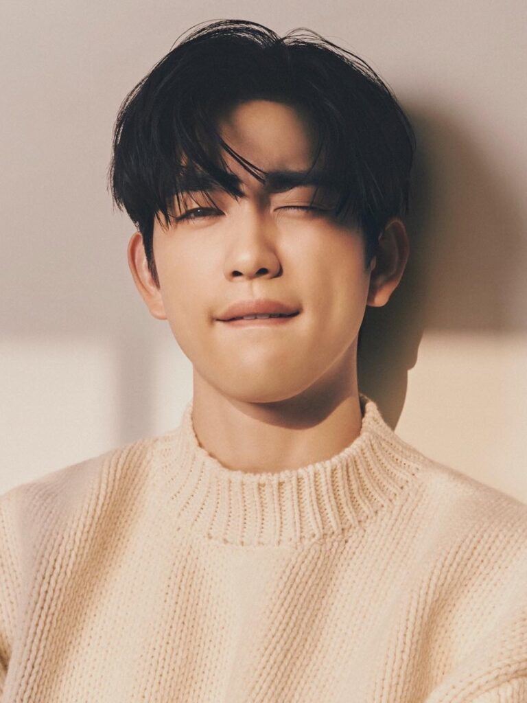 Punya rambut lurus dan tebal? Coba belah tengah dengan curtain haircut. (Foto: Kbeauty Addiction)