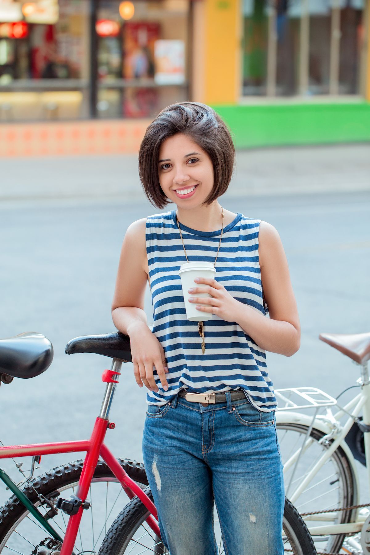Model bob ‘nungging’ ini akan membuat rambutmu tebal seketika. (Foto: Shutterstock)
