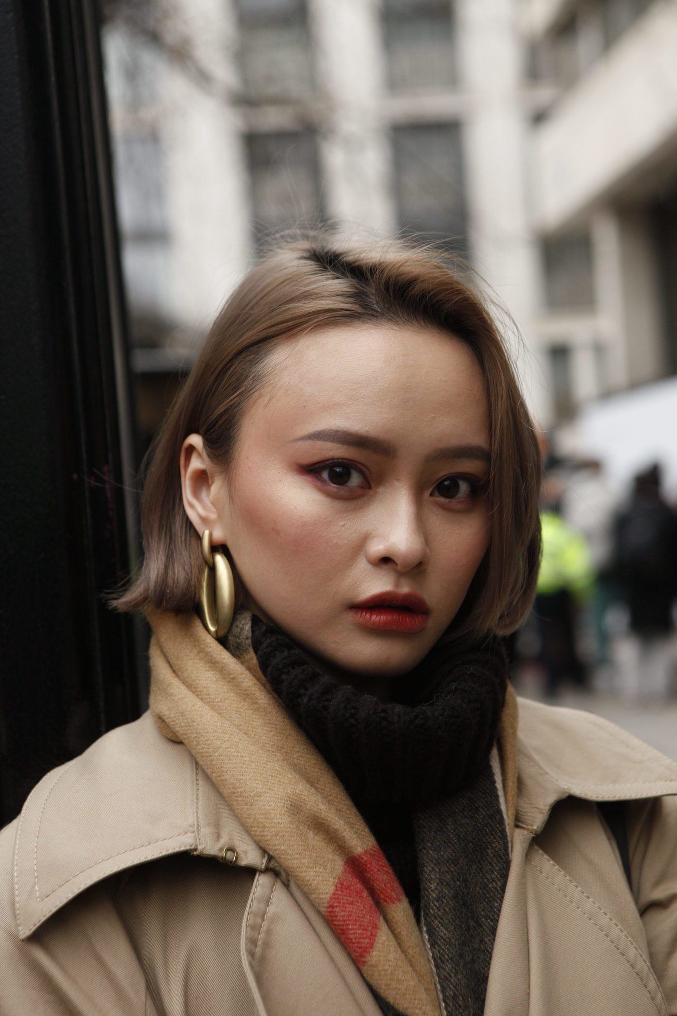 Pilih warna rambut dengan undertone yang sesuai seperti model cat rambut pendek ini. (Foto: Indigitalimages.com)