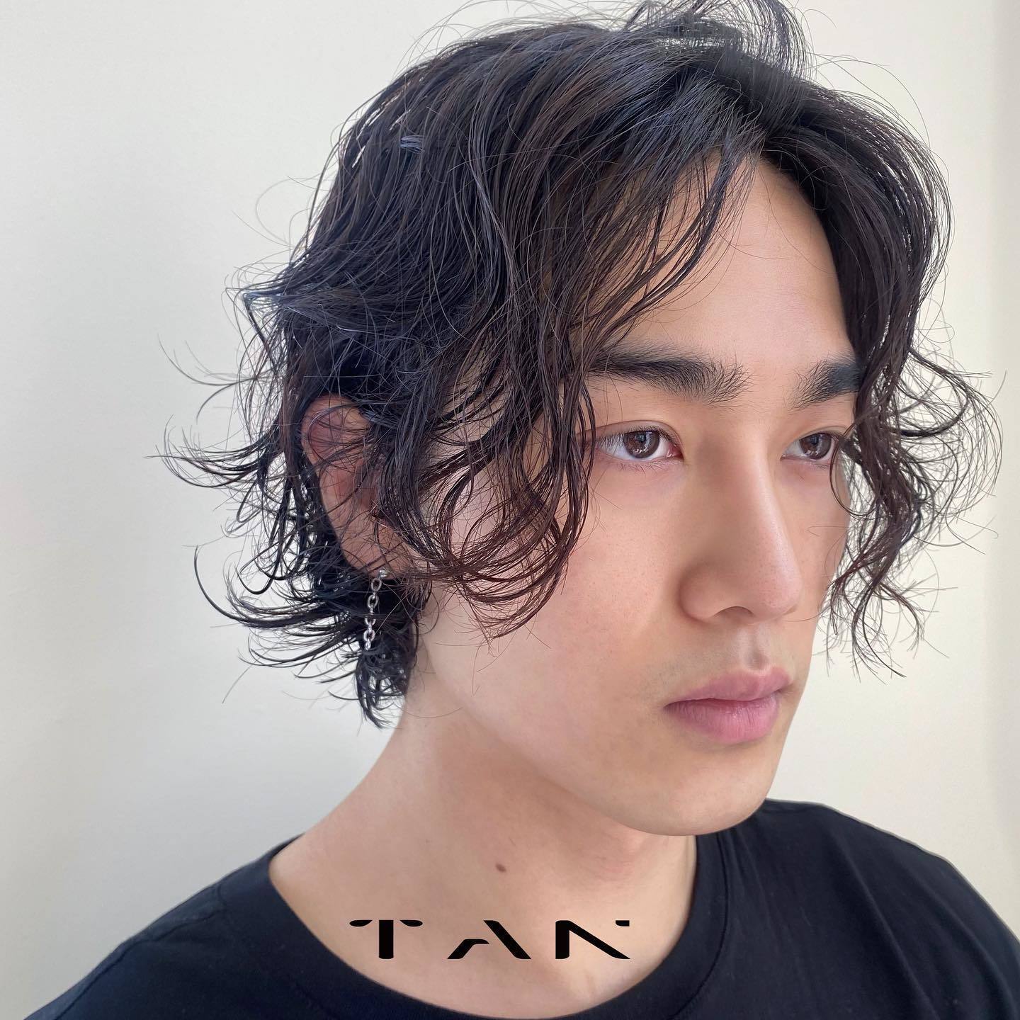 Rambut keriting juga bisa ditata curtain hair, lho! (Foto: Instagram.com/hair.tan_dh)