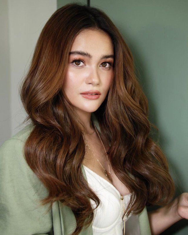 Warna rambut gelap akan membuat kontras yang cantik dengan kulit putih pucat. (Foto: instagram/elissejosonn)