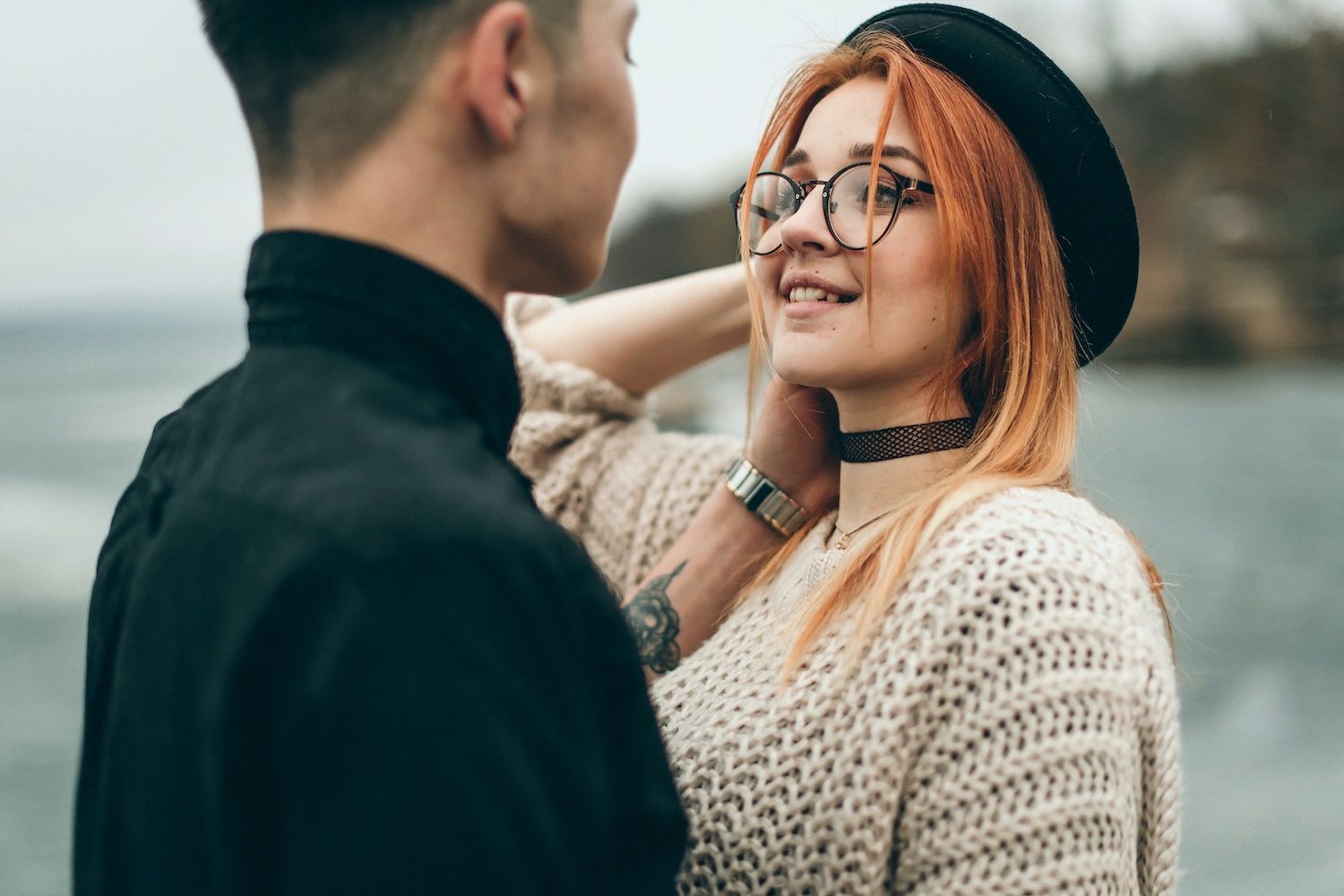 Pria asia mengelus rambut sebagai tanda bahasa cinta