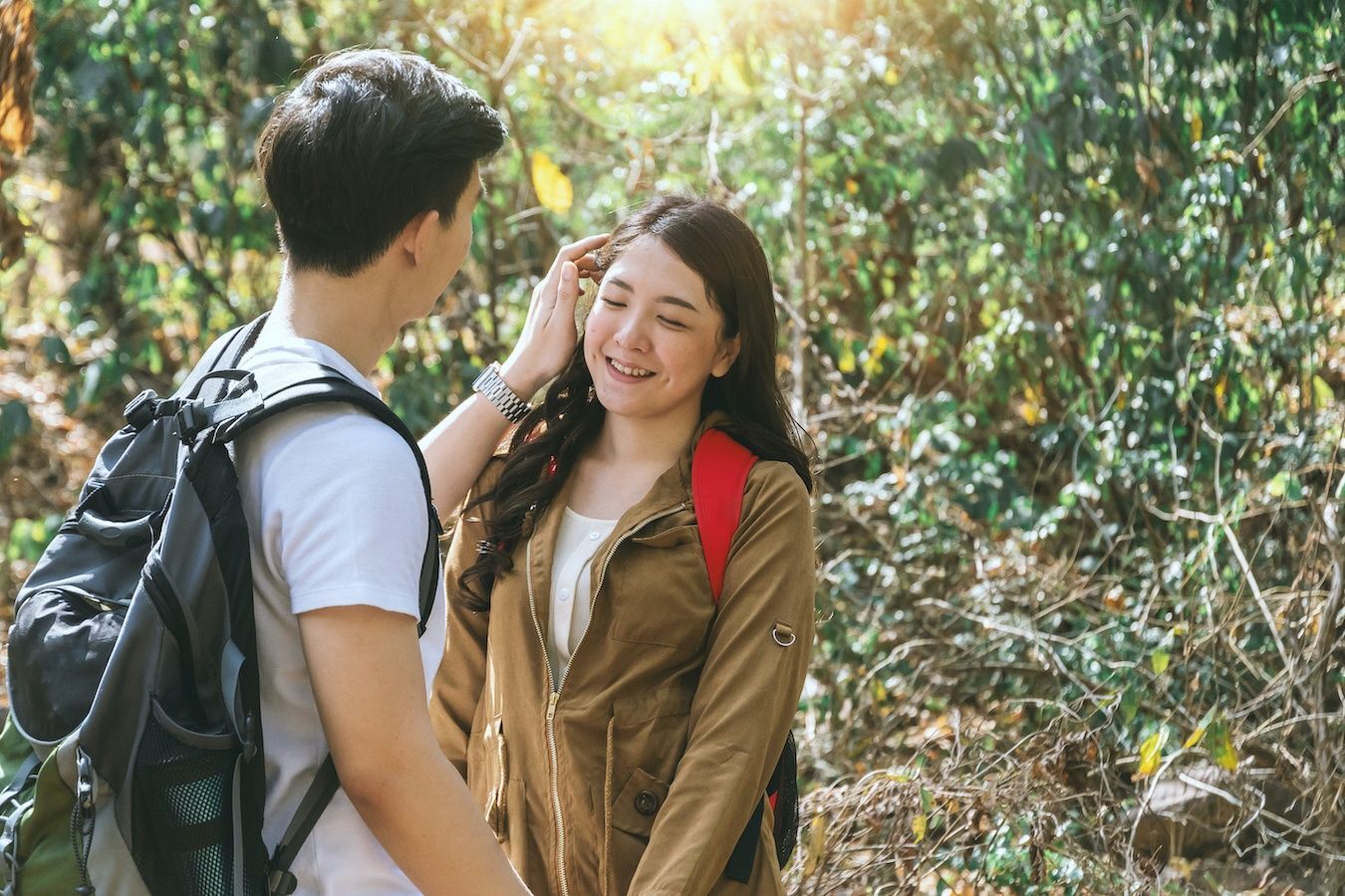 Pria asia menyentuh rambut pasangan sebagai bahasa cinta
