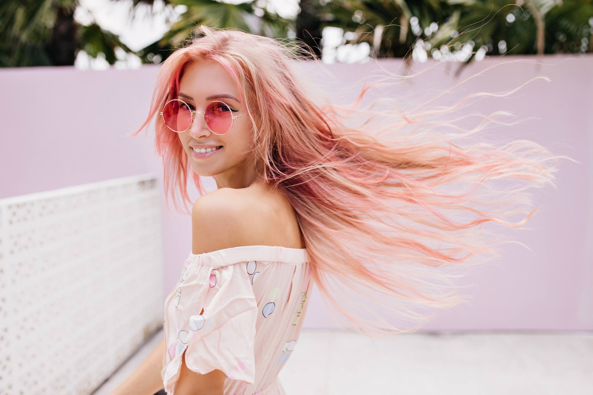 Warna rambut peach bikin wajahmu terlihat lebih cerah.