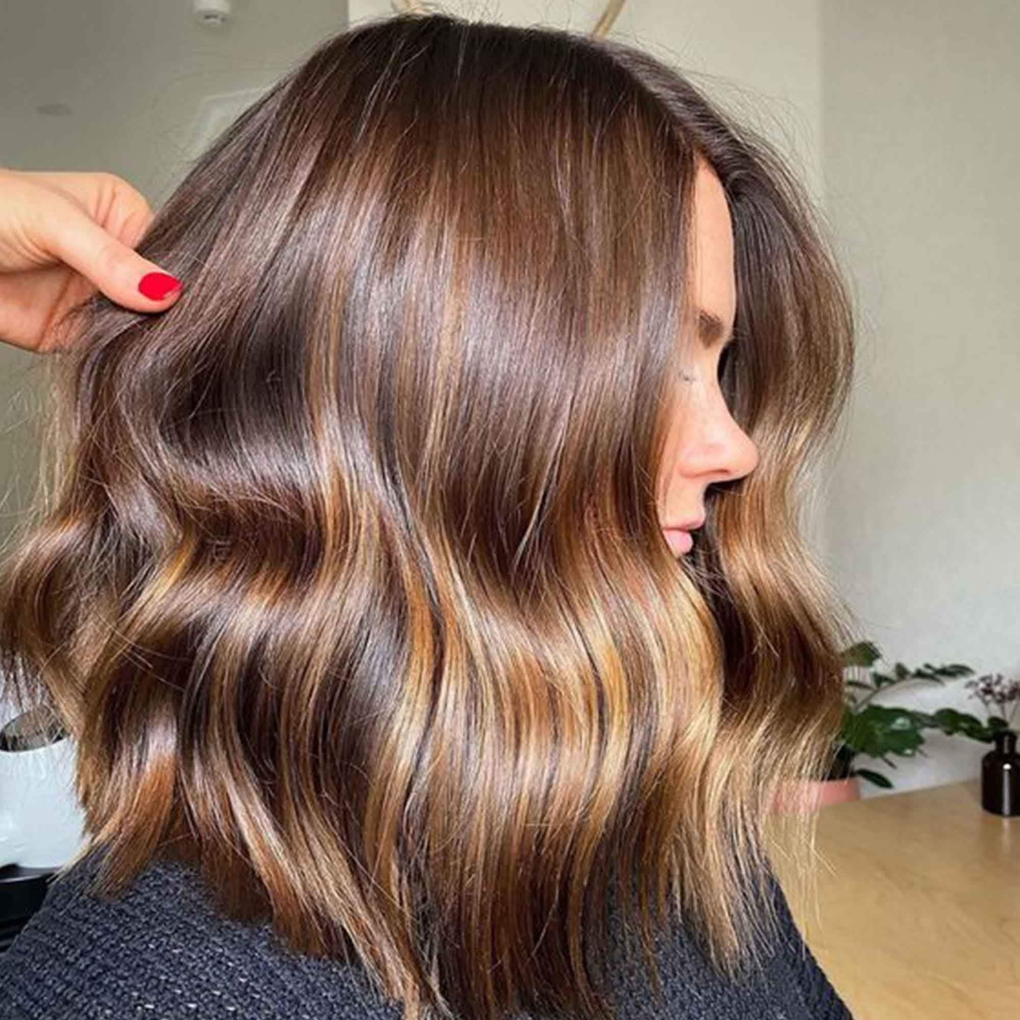 Tambahan highlight caramel membuat penampilanmu dengan warna rambut brown gold terlihat chic. (Foto: Pinterest)
