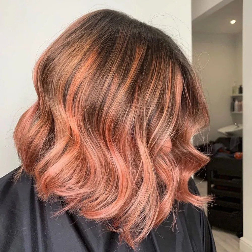 Warna rambut peach red bisa bikin look rambut wavy kamu makin cool ! (Foto: Pinterest)