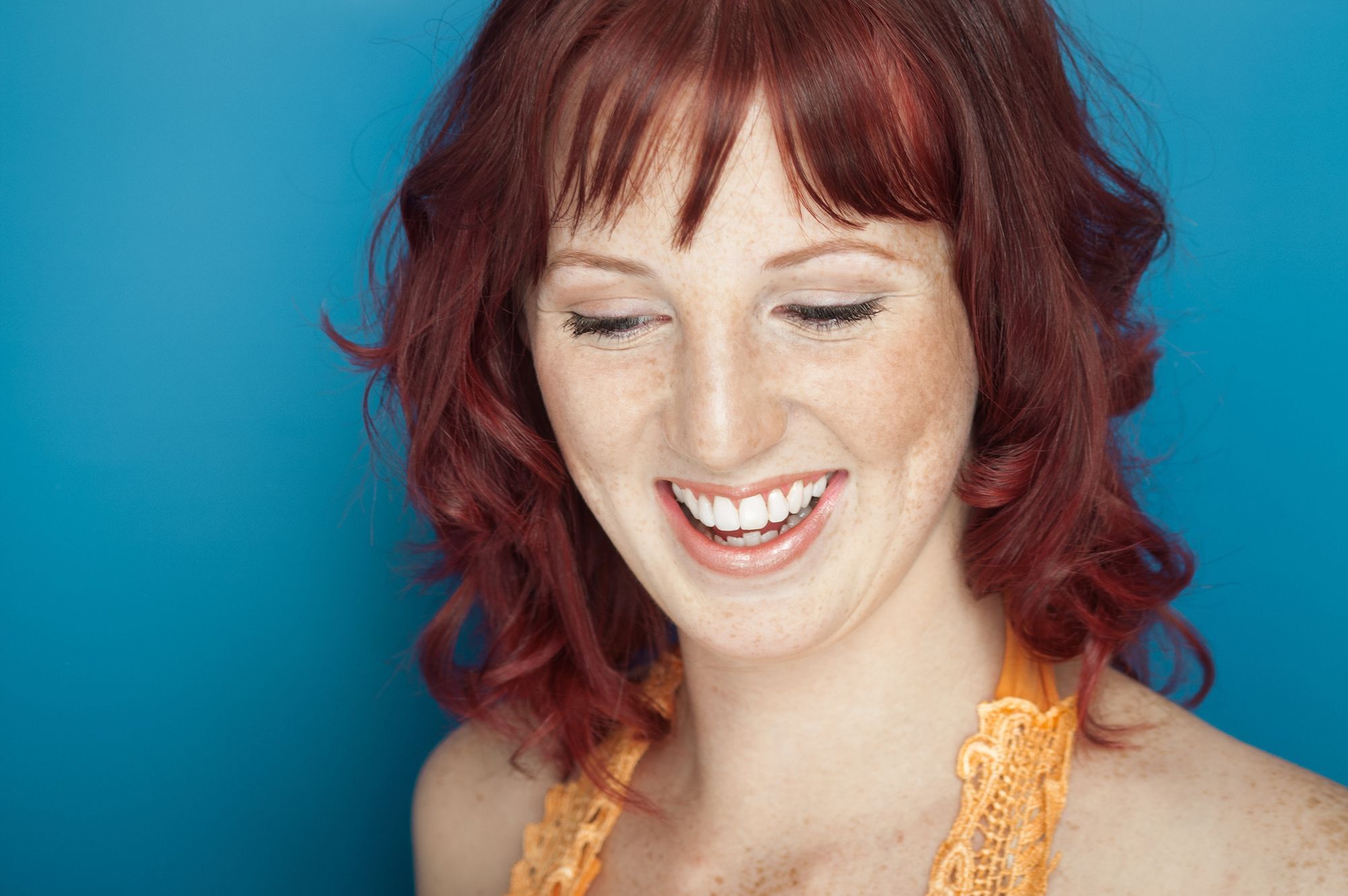 Warna rambut cokelat gelap dengan balayage warna merah. (Foto: Shutterstock)