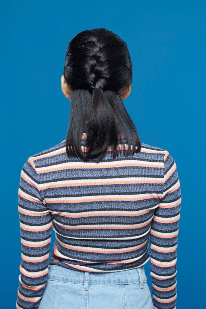 Wanita Asia dengan rambut pendek gaya French braid half updo.