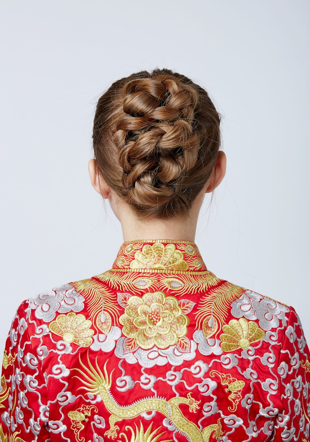 Model sanggul ini adalah perpaduan ponytail dengan kepang klasik yang dibentuk sanggul. (Foto: Shutterstock)