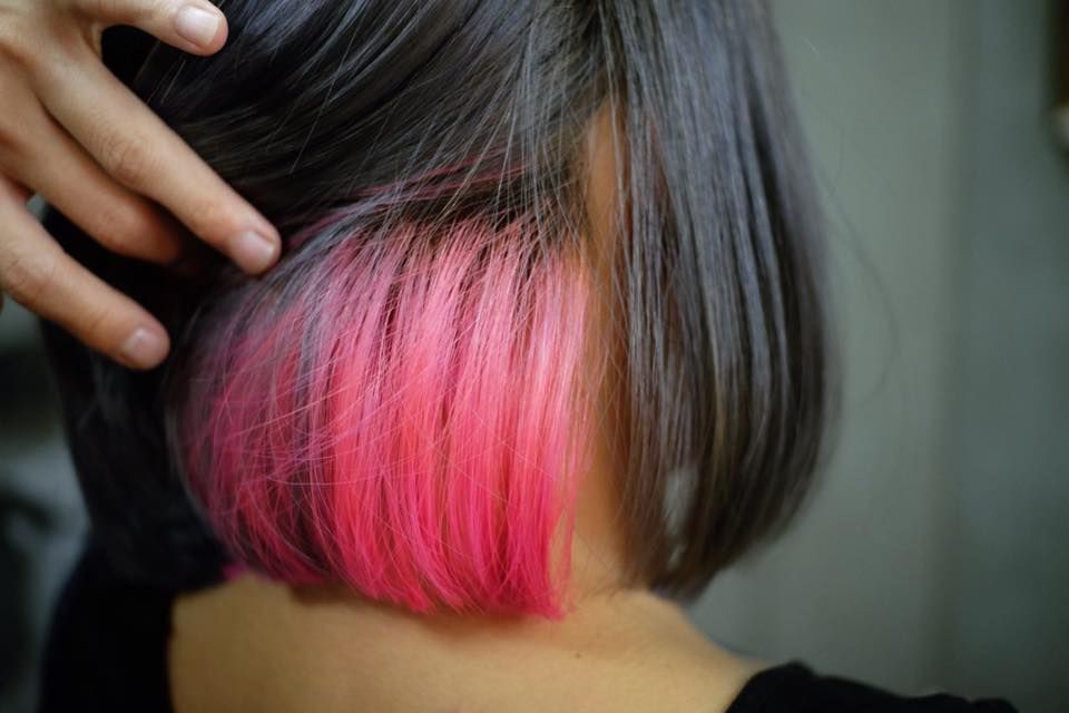 Punya rambut warna hitam? Coba warna vibrant seperti neon pink. (Foto: Shutterstock)