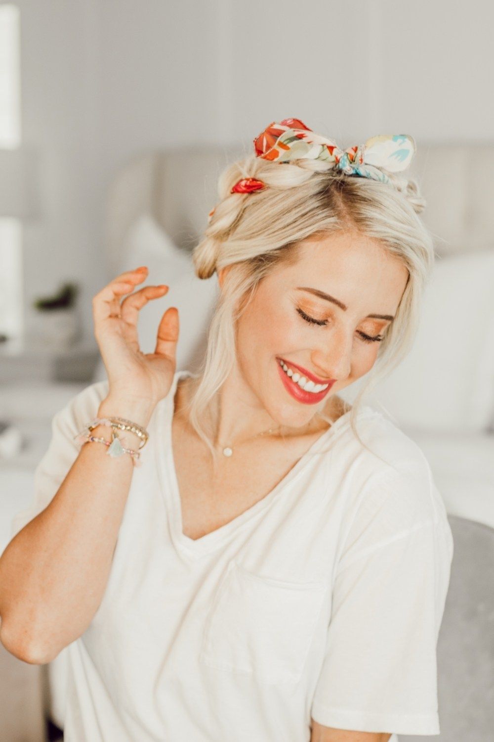 Jalin scarf bersama rambut agar tampilan milkmaid braid lebih manis dan segar. (Foto: Twist Me Pretty)