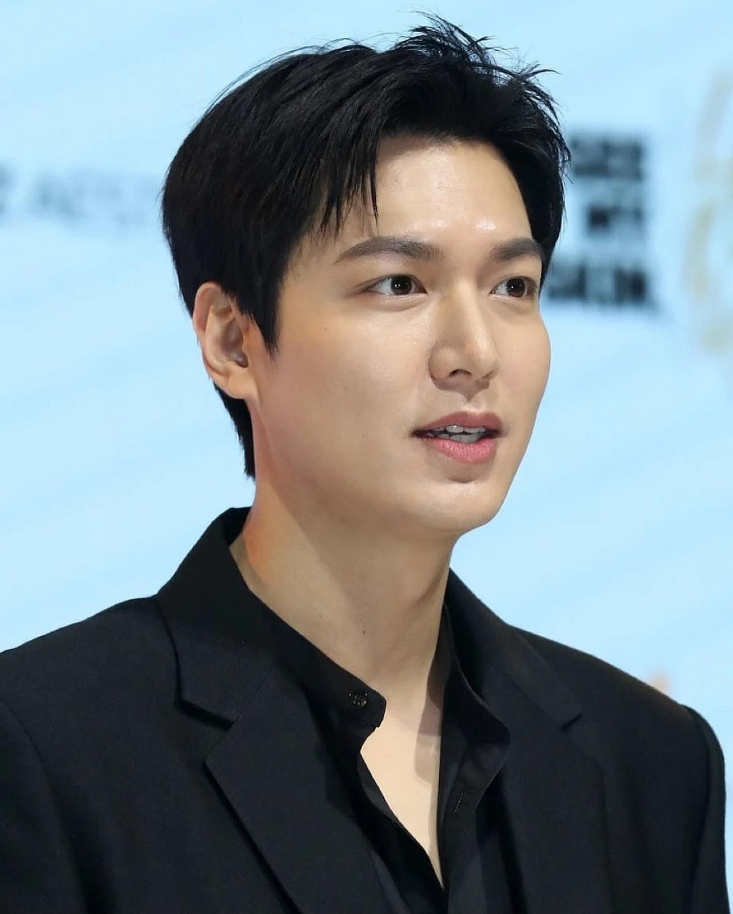Model rambut pria Korea dengan aksen poni yang sedikit spike. (Foto: Instagram.com/leeminho_mino)