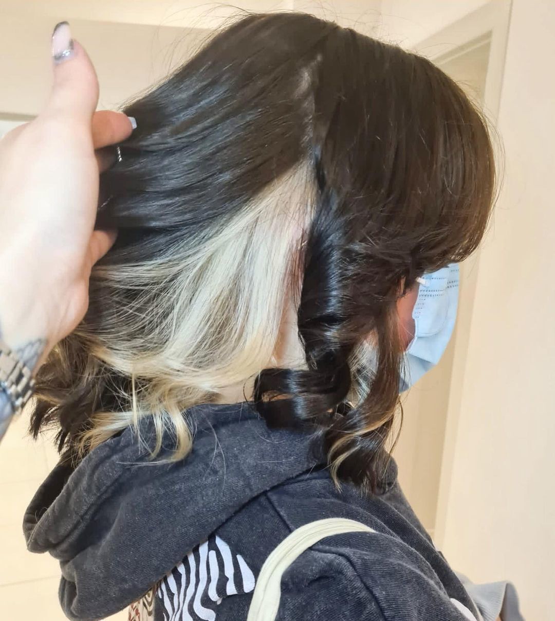 Rambut hitam juga cocok dipadukan dengan warna pirang yang tampak disembunyikan seperti ini (Foto: Instagram/salon56)