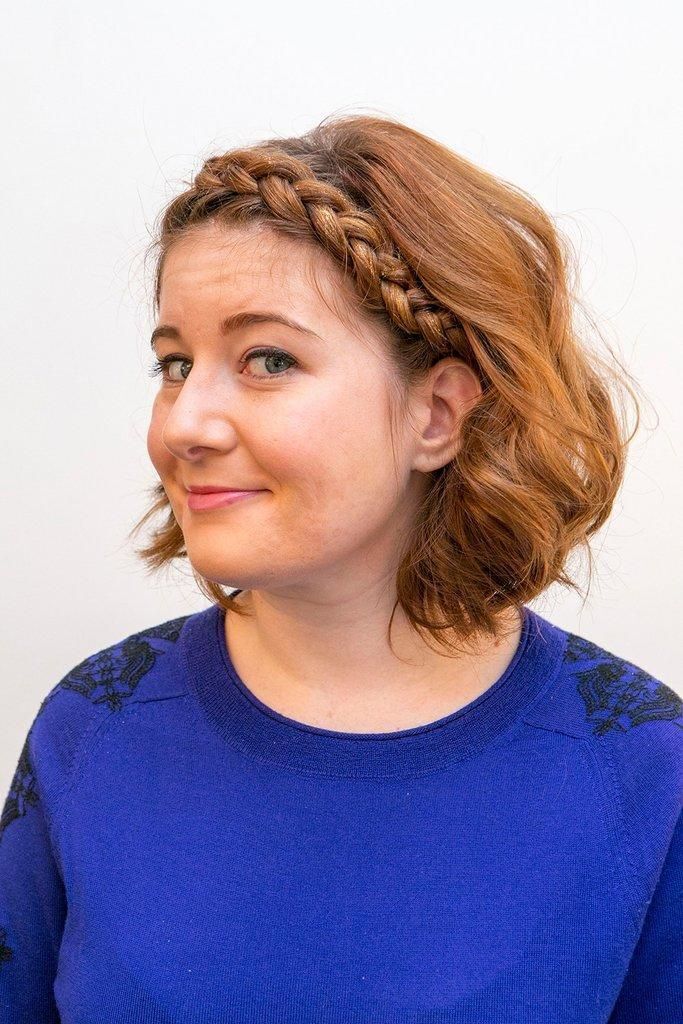 Gaya rambut braided headband ini cocok untuk rambut pendek. (Foto: Popsugar)