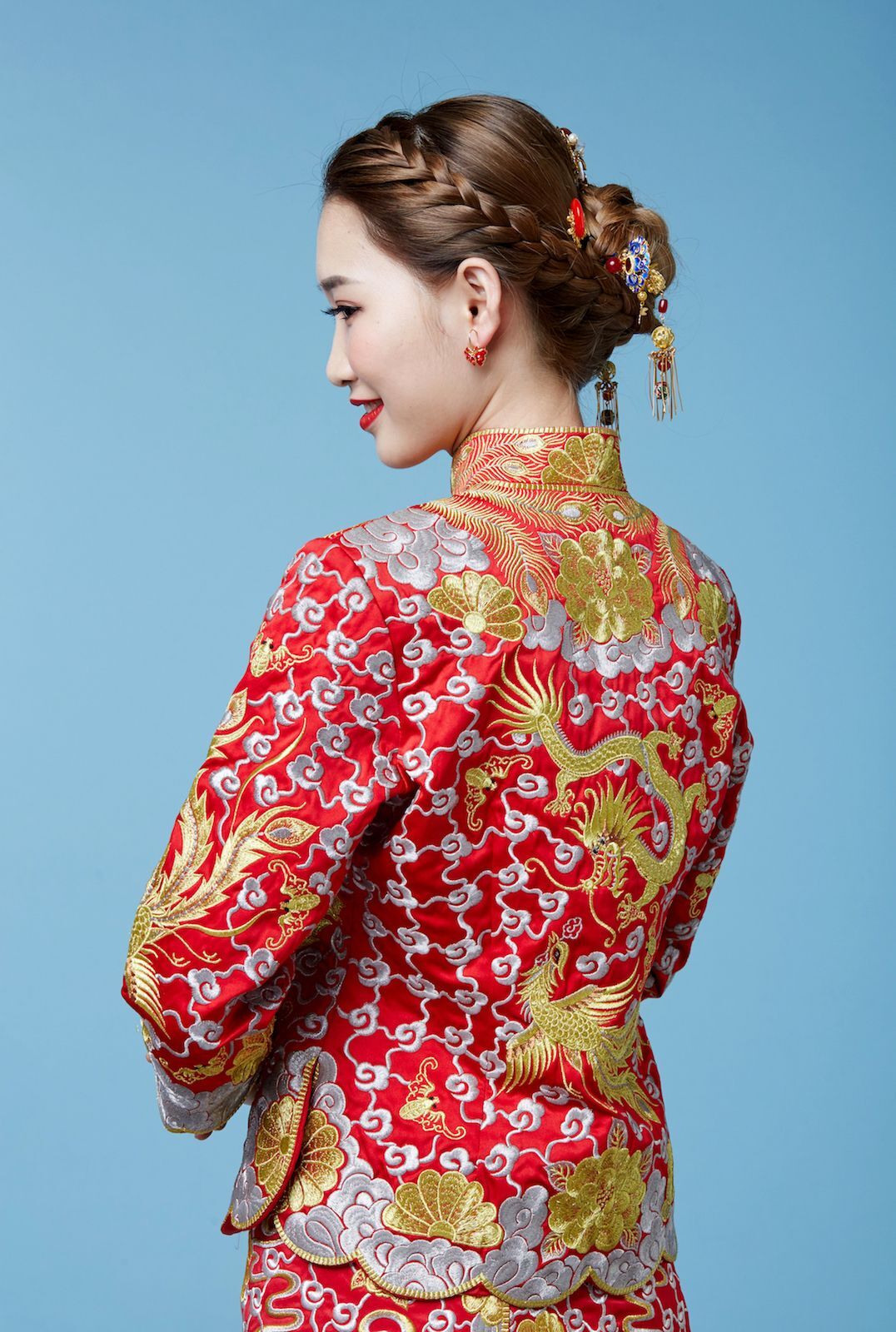 Manfaatkan rambut panjangmu untuk membuat gaya cepol dan halo braid seperti ini. (Foto: Shutterstock)