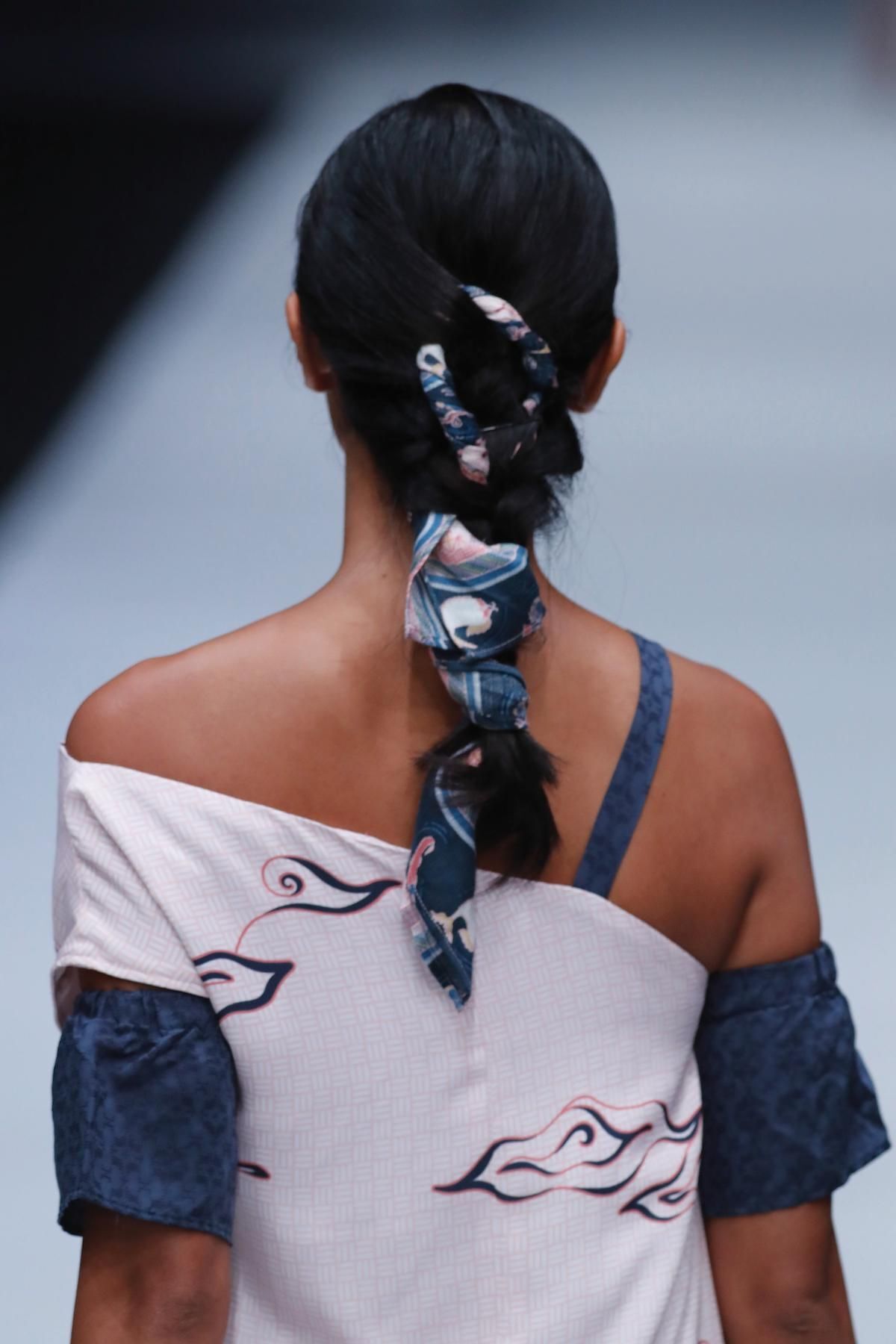 Acara pesta kasual dengan teman-teman? Coba gaya kepang dengan scarf. (Foto: Jakarta Fashion Week 2018)