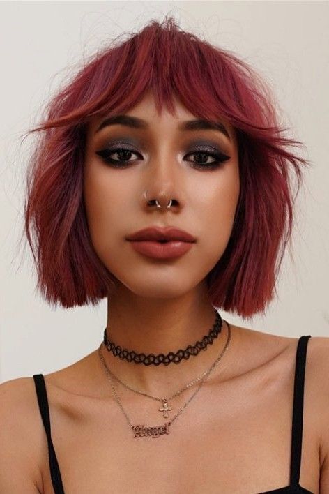 Ingin tampil bold tapi tetap manis? Cobain warna deep red yang satu ini . (Foto: Pinterest)