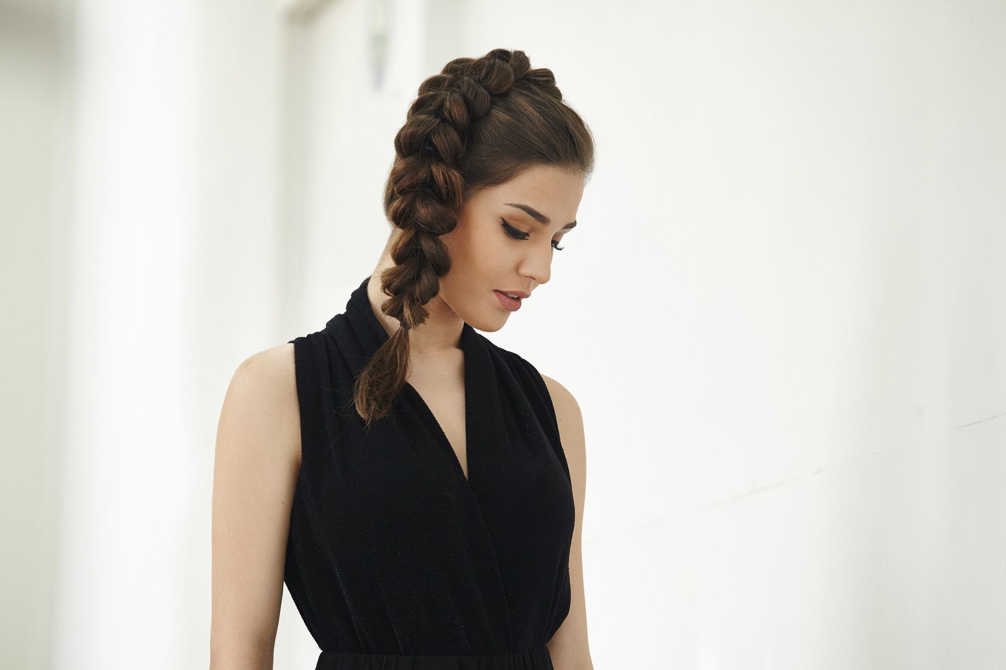 Model rambut kepang samping voluminous ponytail braid. (Foto: Verity Jane Smith)
