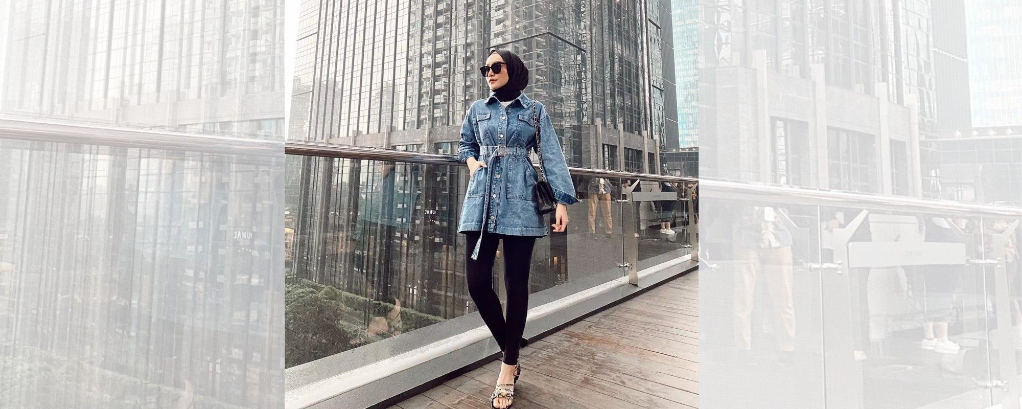 Aktris dan selebgram Melody Prima mengenakan atasan jaket denim dengan legging warna hitam.