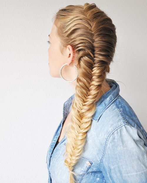 Selain gaya klasik, kamu juga bisa variasikan teknik kepang dengan fishtail braid. (Foto: Instagram @nicoledrege)