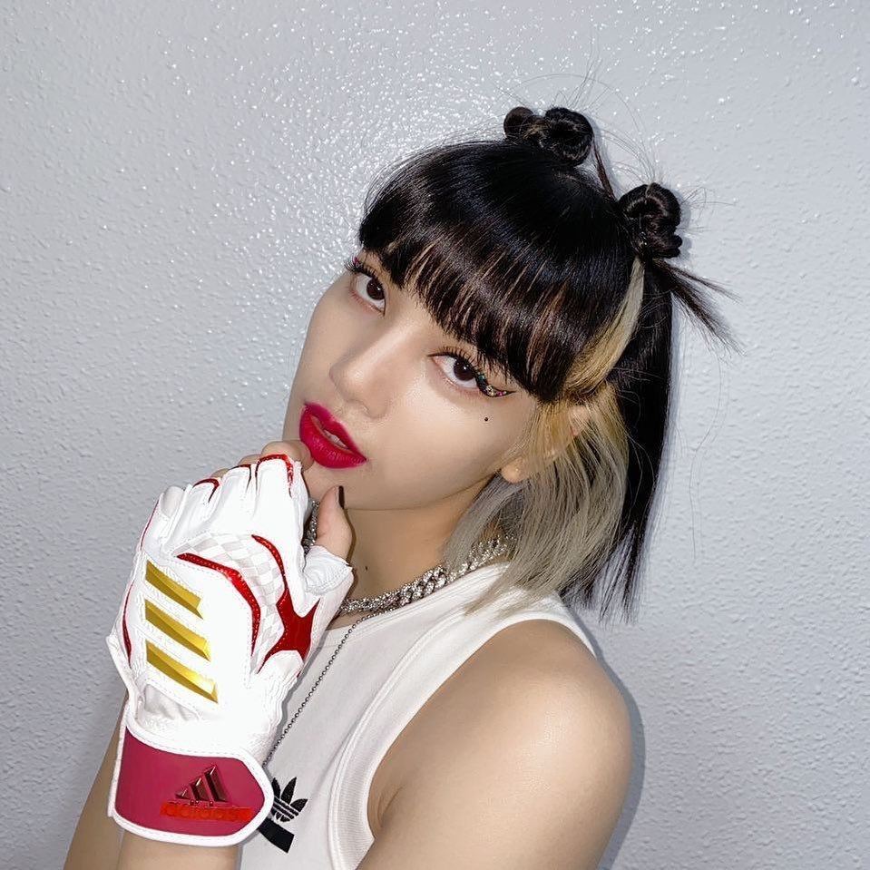 Lisa Blackpink dengan gaya rambut half space buns yang cute. (Foto: Instagram/@lalalalisa_m)