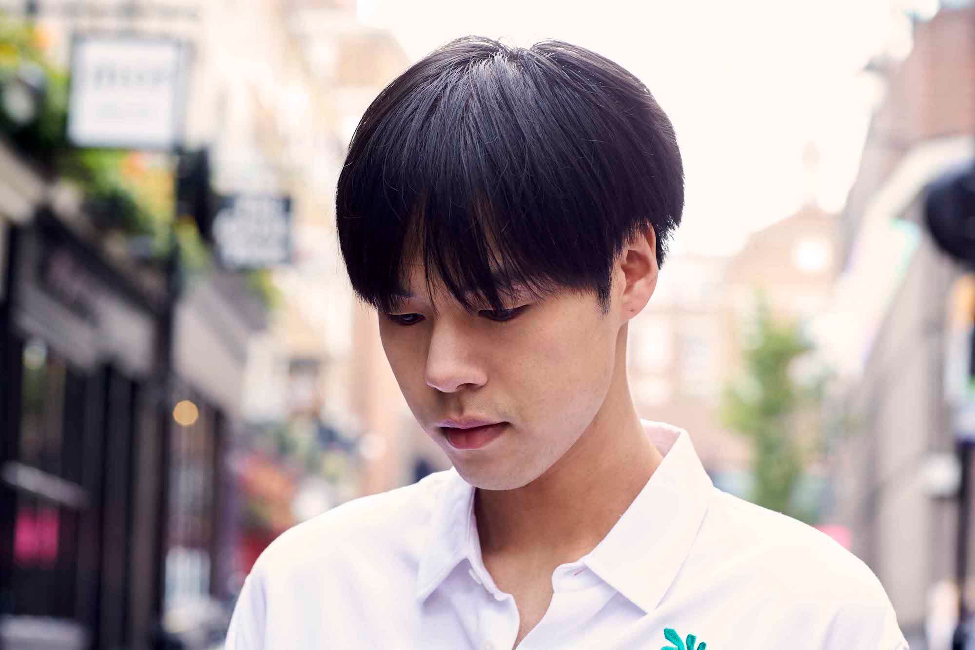 Model rambut bowl cut dengan poni panjang. (Foto: Dvora)