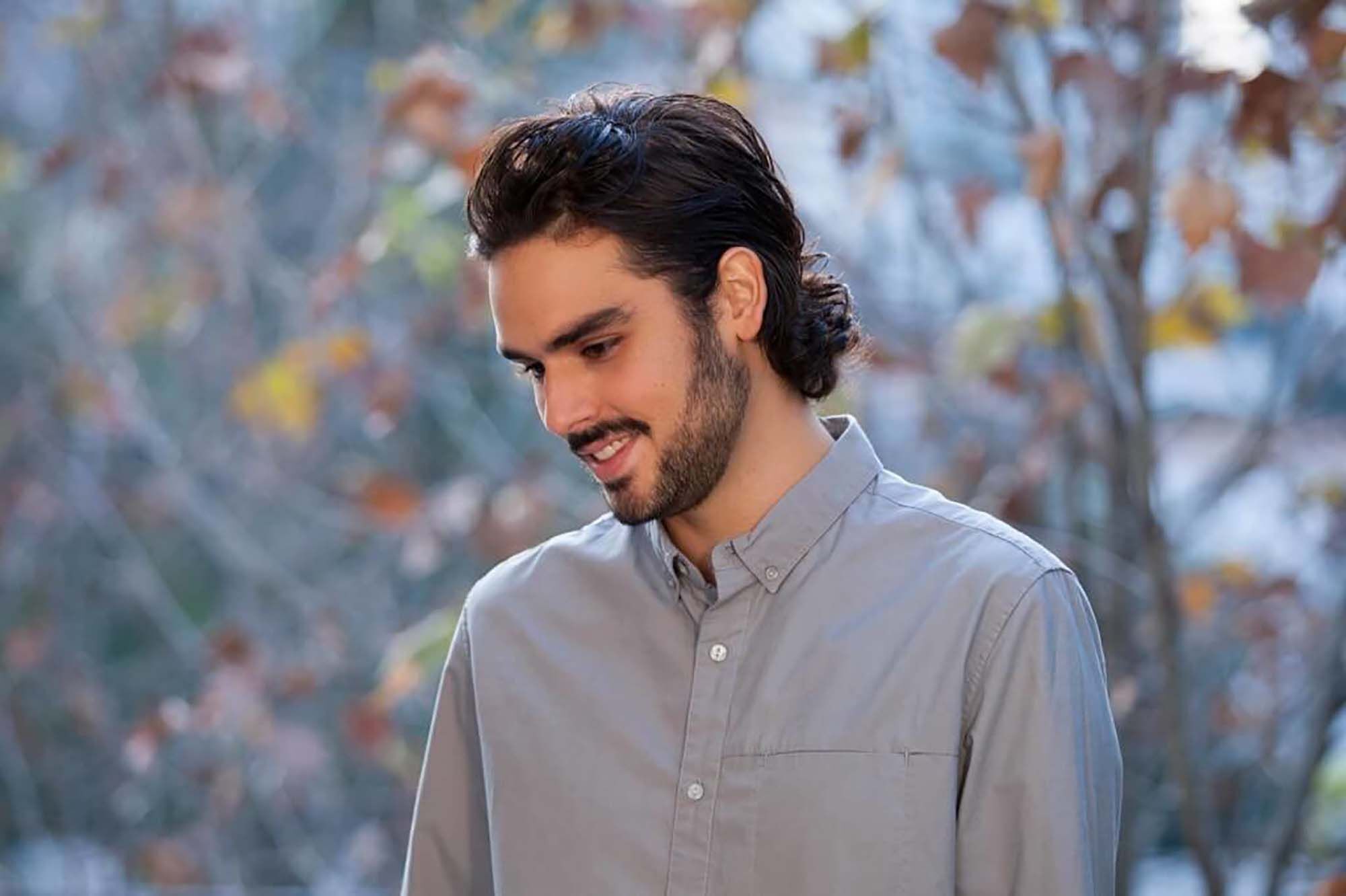 Potongan rambut panjang bisa ditata dalam gaya slick back. (Foto: Indigitalimages.com)