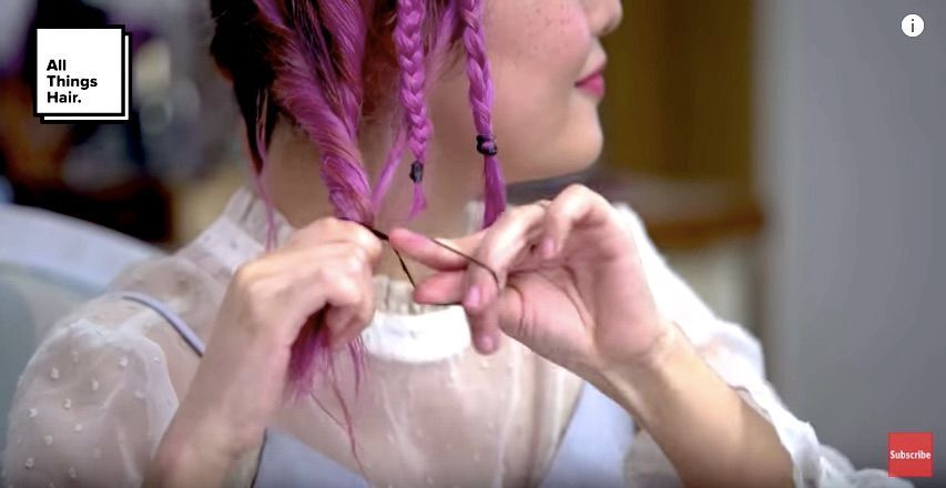 Twist rambut di samping kepangan.