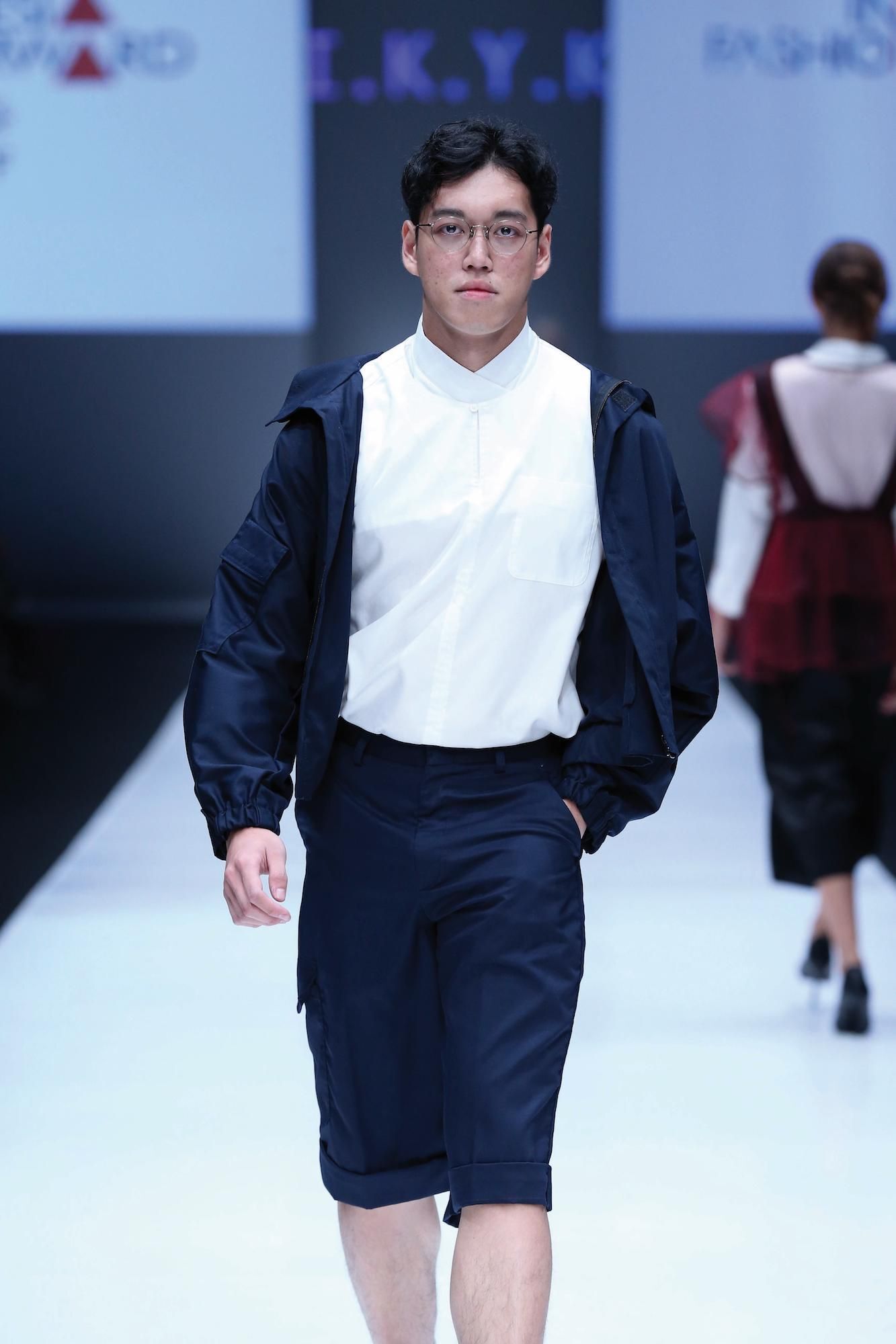 Model rambut dengan panjang sedang dan belahan samping. (Foto: Jakarta Fashion Week 2018)