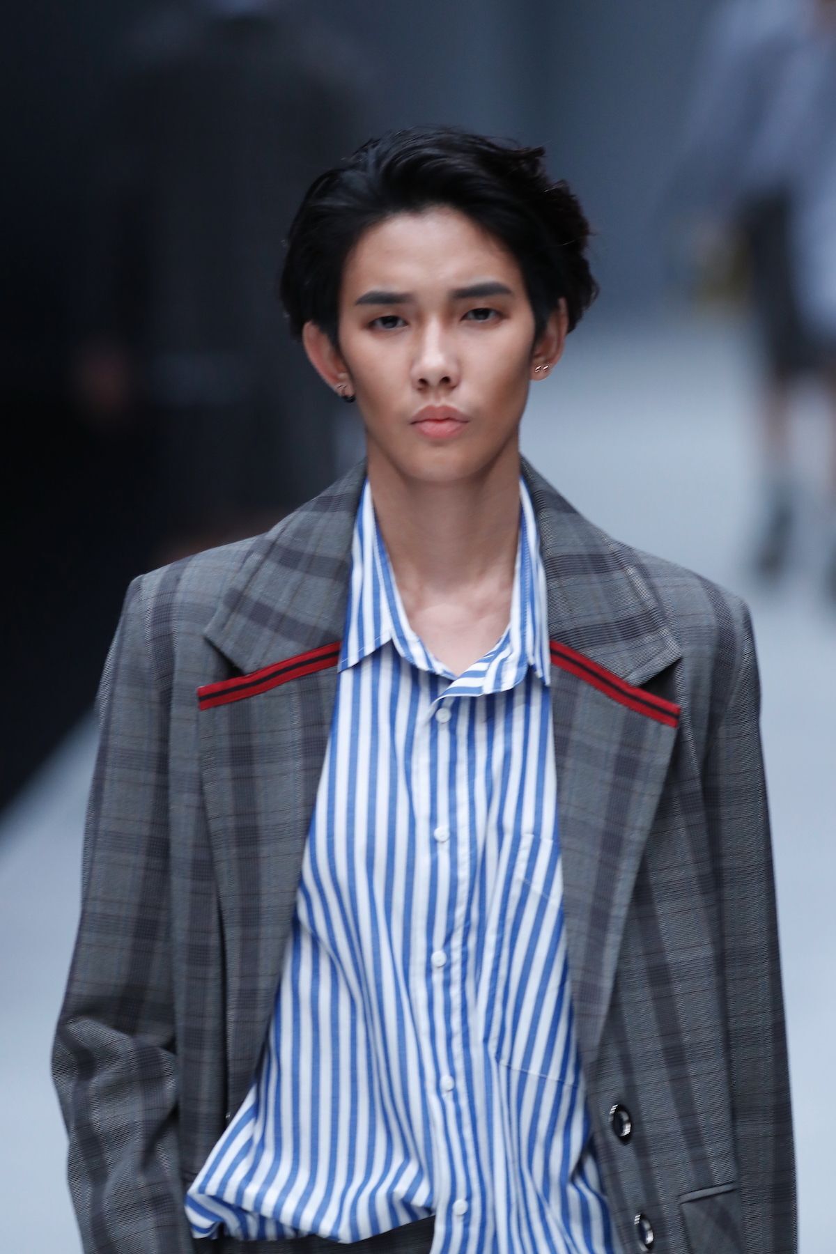 Gaya rambut sedang dengan tekstur ini bisa kamu coba. (Foto: Jakarta Fashion Week 2018)