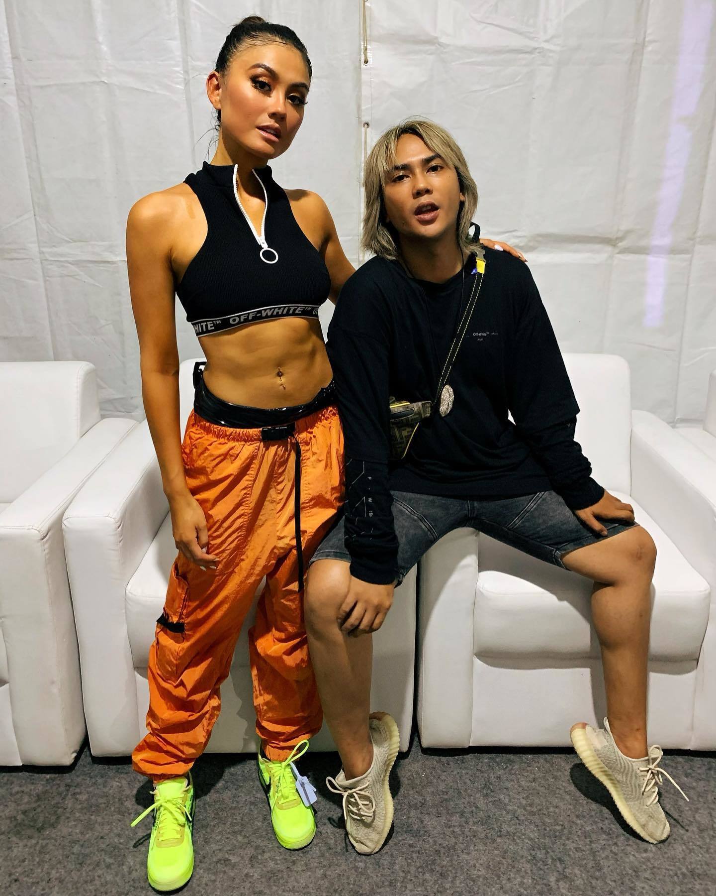 Agnez Mo dan Bimo Permadi dengan gaya yang swag.