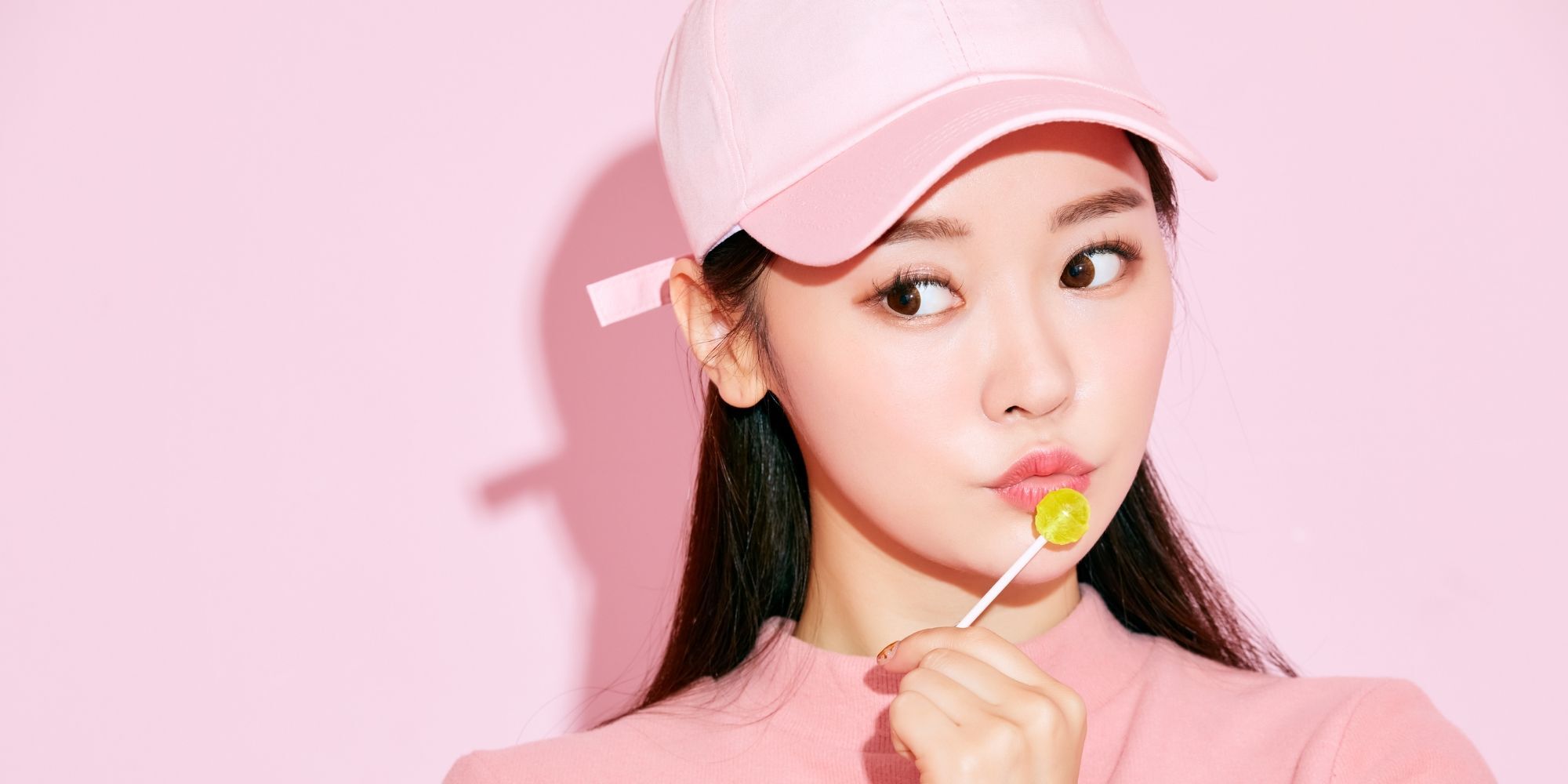 wanita asia dengan topi pink sebagai cara mencegah rambut rontok