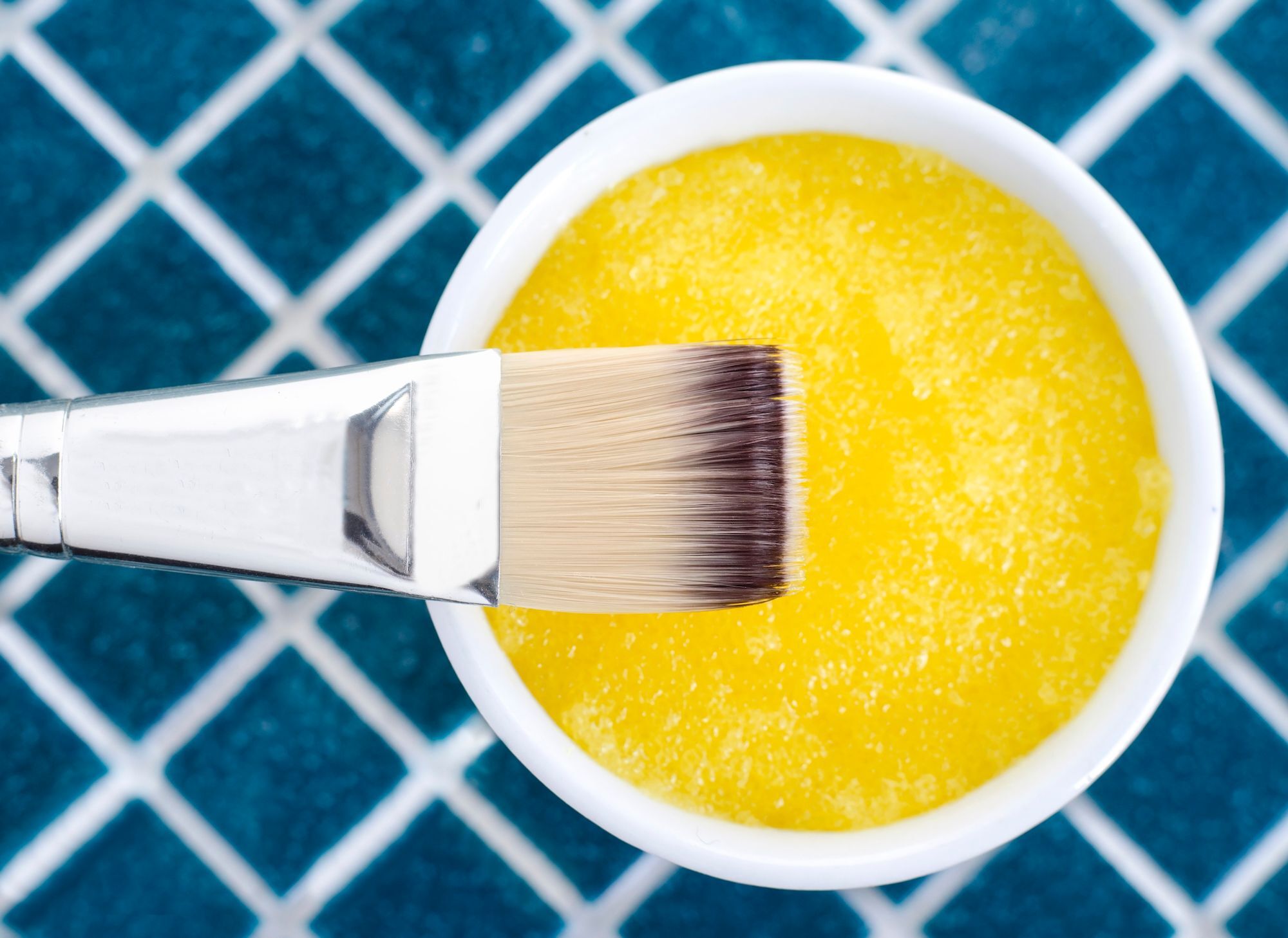 Masker rambut nanas di mangkuk dengan kuas.